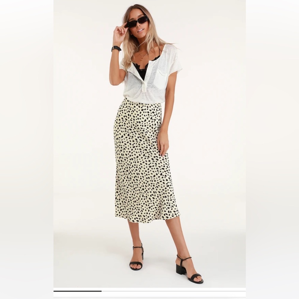 Moon River Raichel Beige Leopard Print Midi Skirt